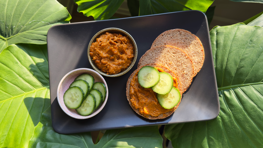 Urkornrolle mit cremigem Süßkartoffel-Tahini-Dip