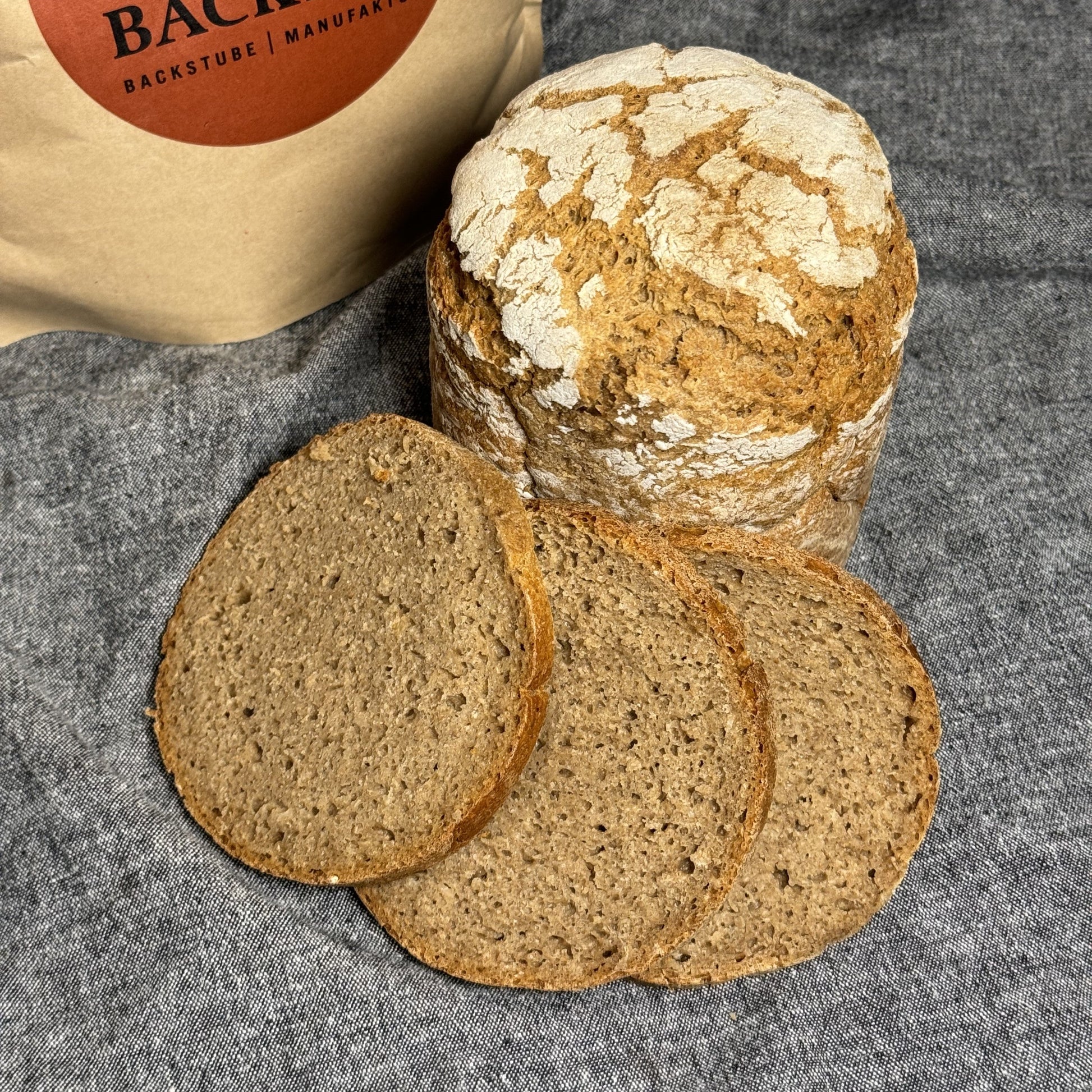 Winzerrolle Bauernbrot Sauerteig angeschnitten