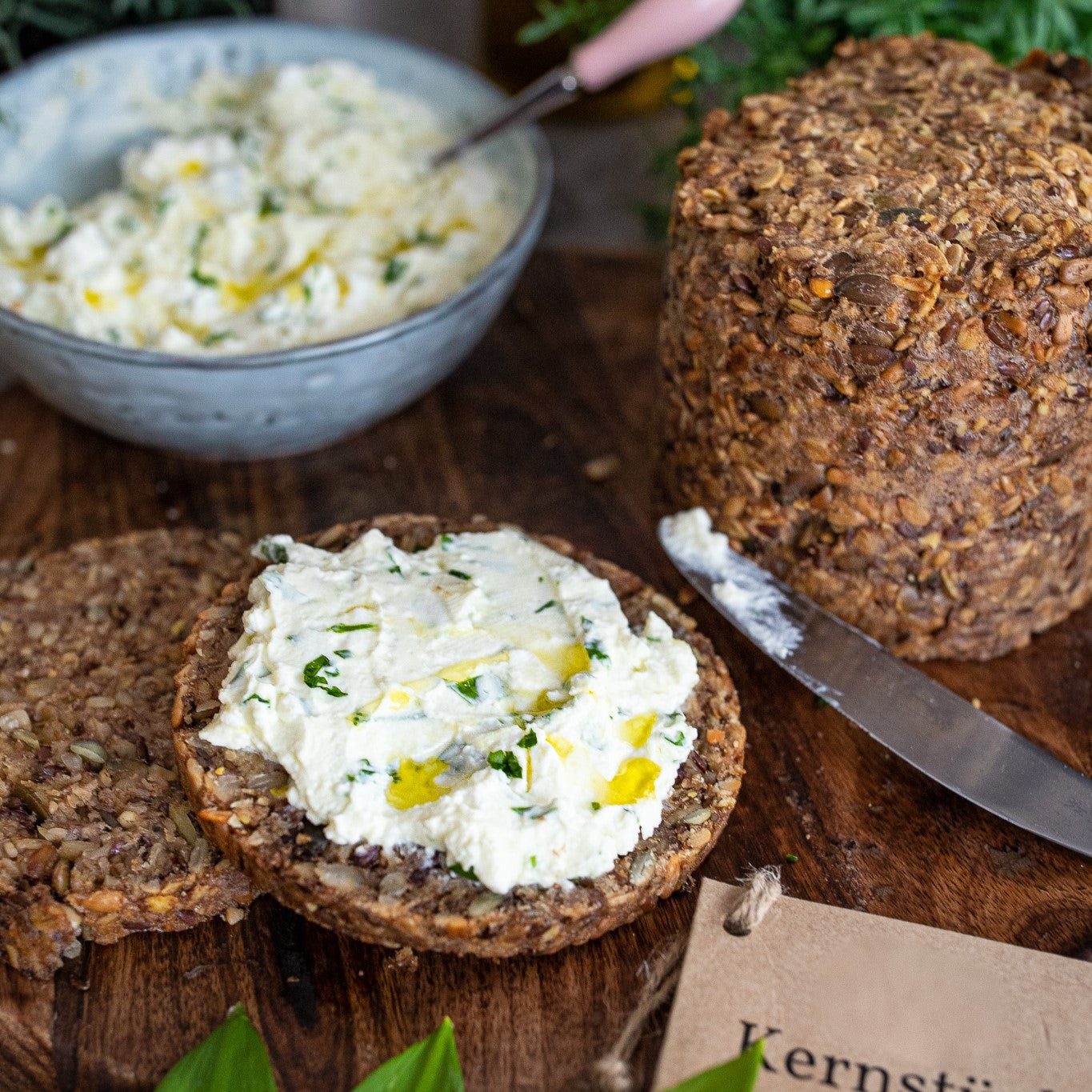 Kernstück Brot belegt mit Bärlauch